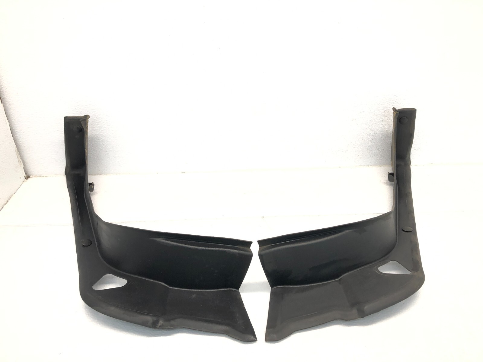 2017-2020 LINCOLN CONTINENTAL REAR TRUNK SIDE WATER GUTTER DEFLECTOR COVER TRIM