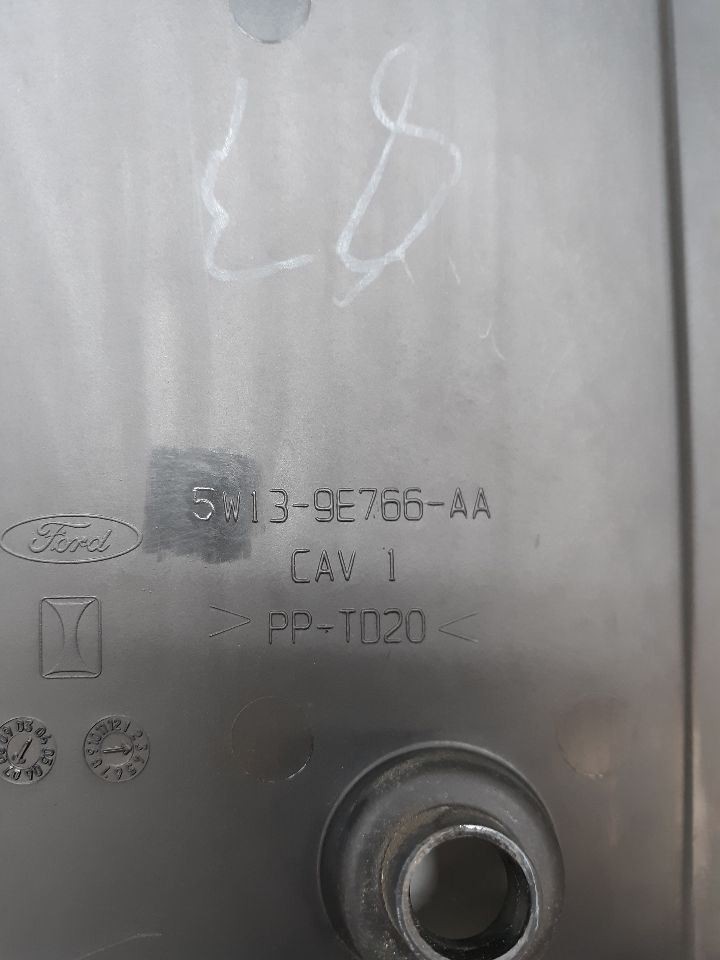 05-11 TOWN CAR Engine Cover