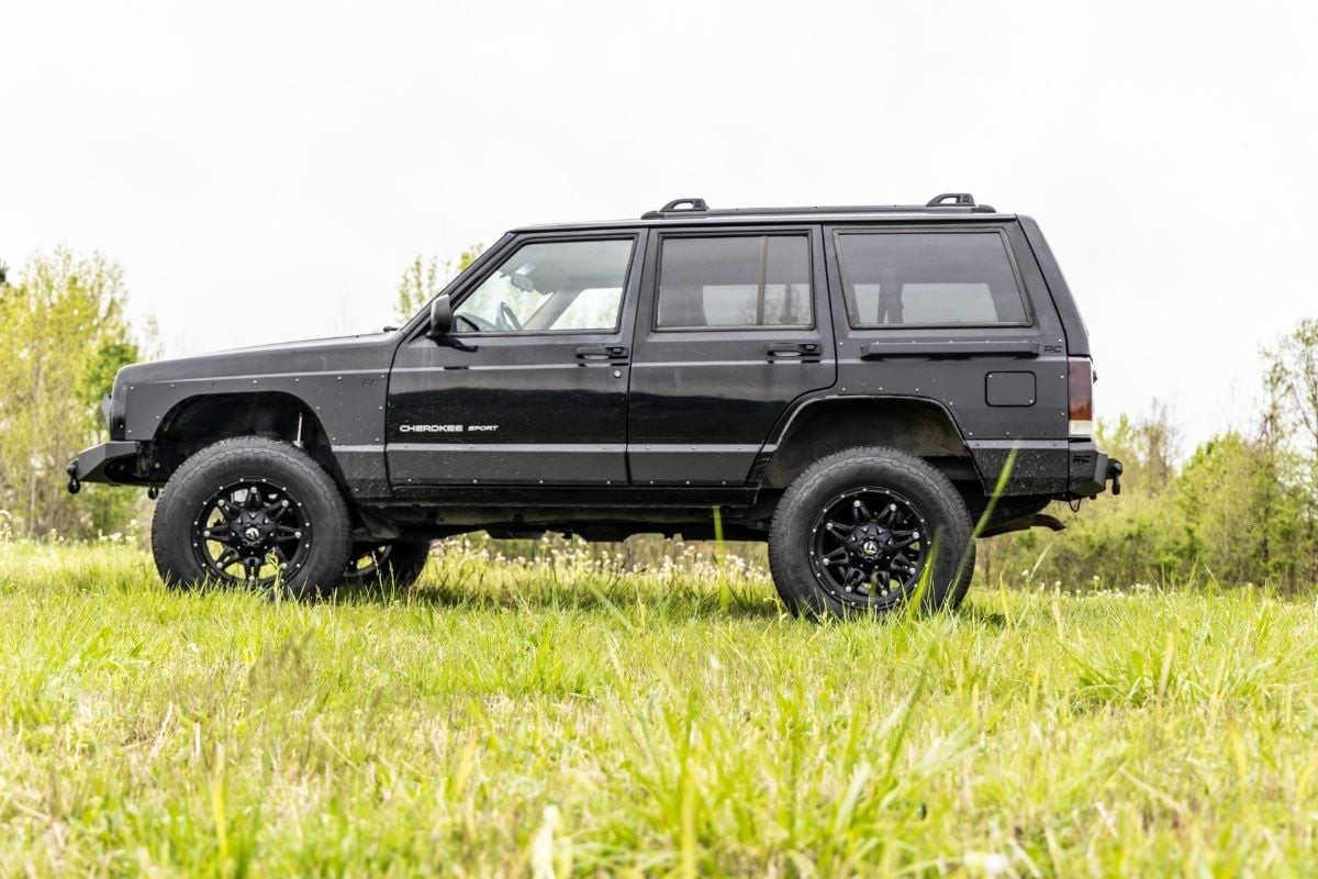 Rough Country Rear Quarter Panel Armor-Black, for 97-01 Cherokee XJ; 10572