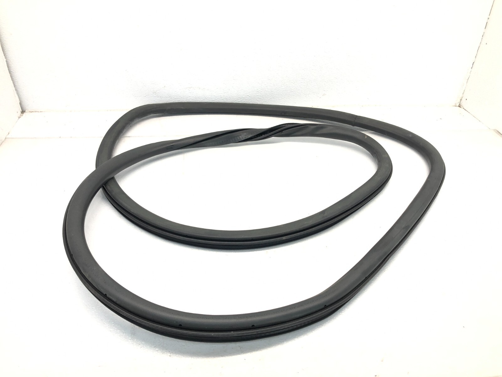 2019-2023 LINCOLN NAUTILUS RIGHT PASSENGER FRONT DOOR WEATHERSTRIP SEAL OEM