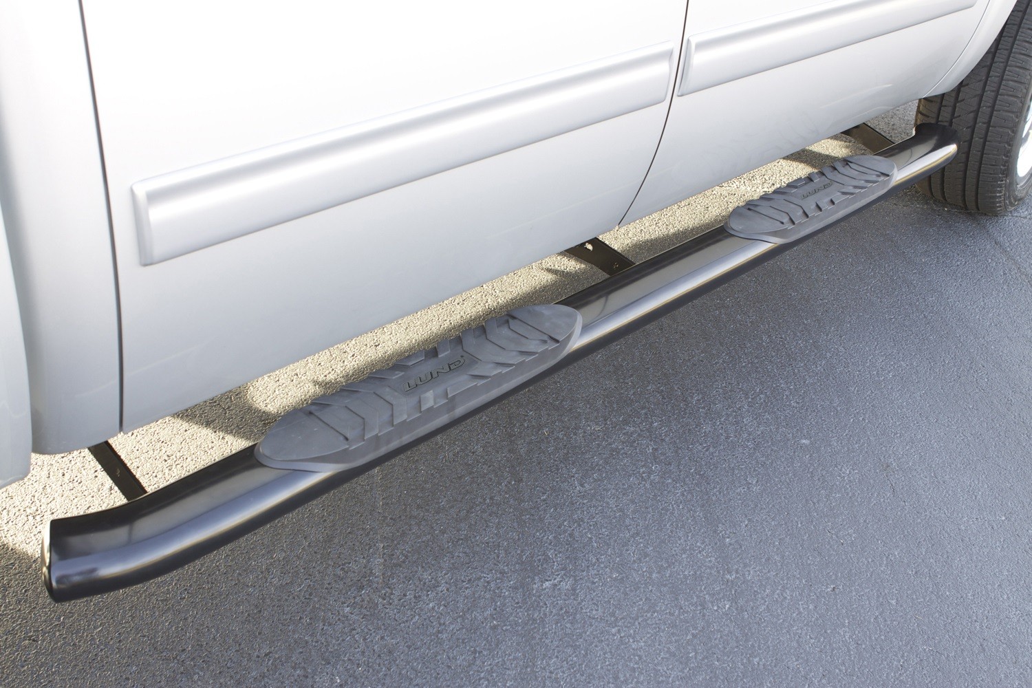 Lund 23891007 5 Inch Oval Curved Nerf Step Bars Black