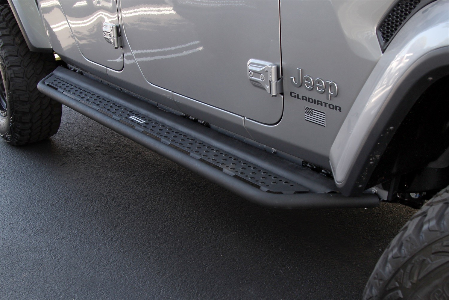 Go Rhino Step Nerf Bar Dominator Xtreme D6 Side Steps with Rocker Panel Mounting