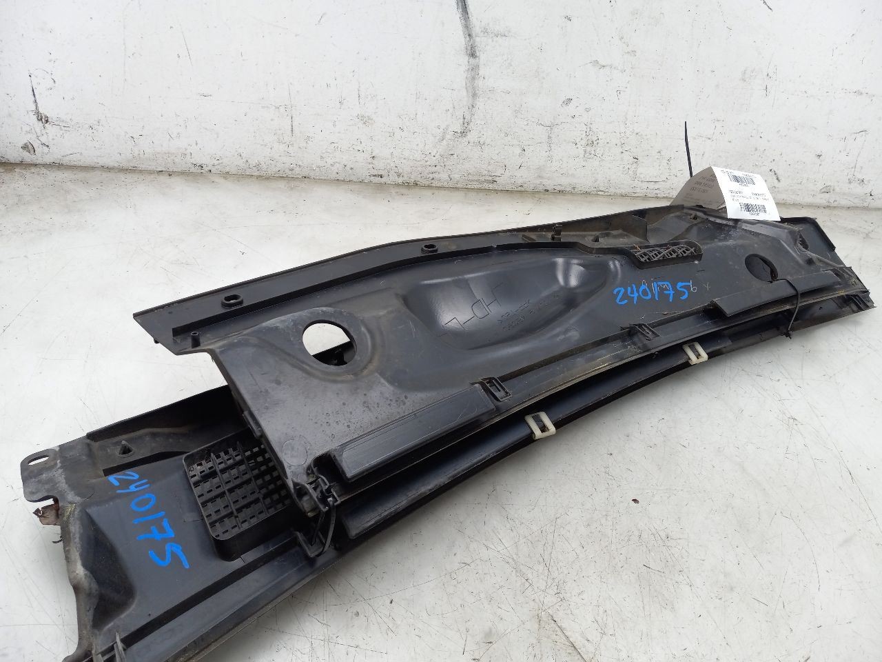 2001 LEXUS RX300 3.0L COWL VENT COVER