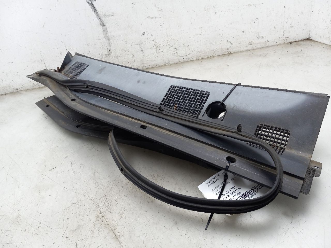 2001 LEXUS RX300 3.0L COWL VENT COVER