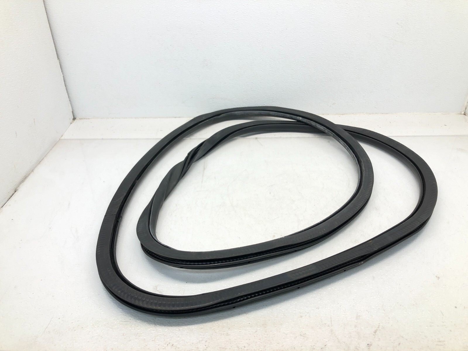 2019-2023 LINCOLN NAUTILUS RIGHT PASSENGER FRONT DOOR WEATHERSTRIP SEAL OEM