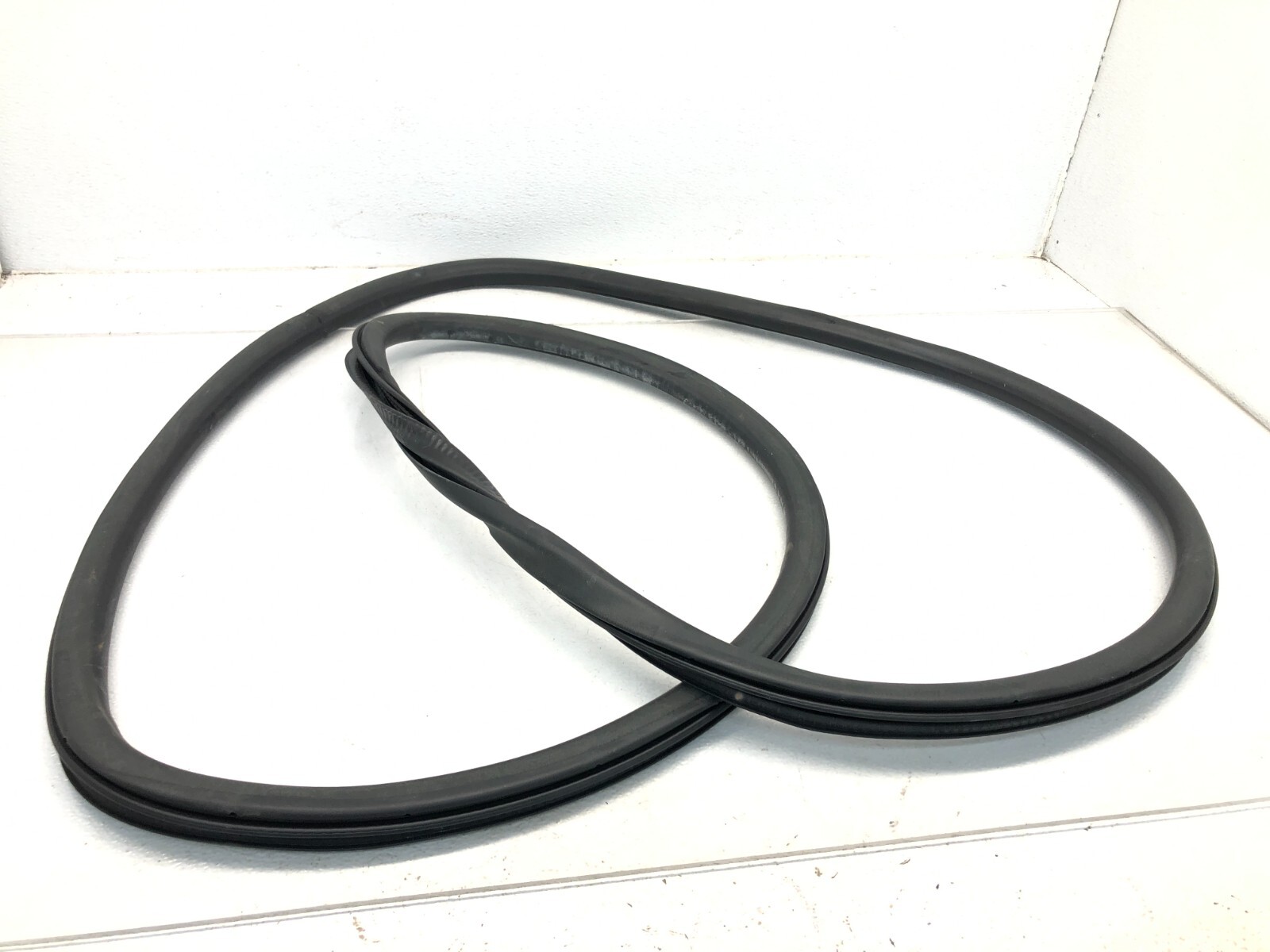 2019-2023 LINCOLN NAUTILUS RIGHT PASSENGER FRONT DOOR WEATHERSTRIP SEAL OEM