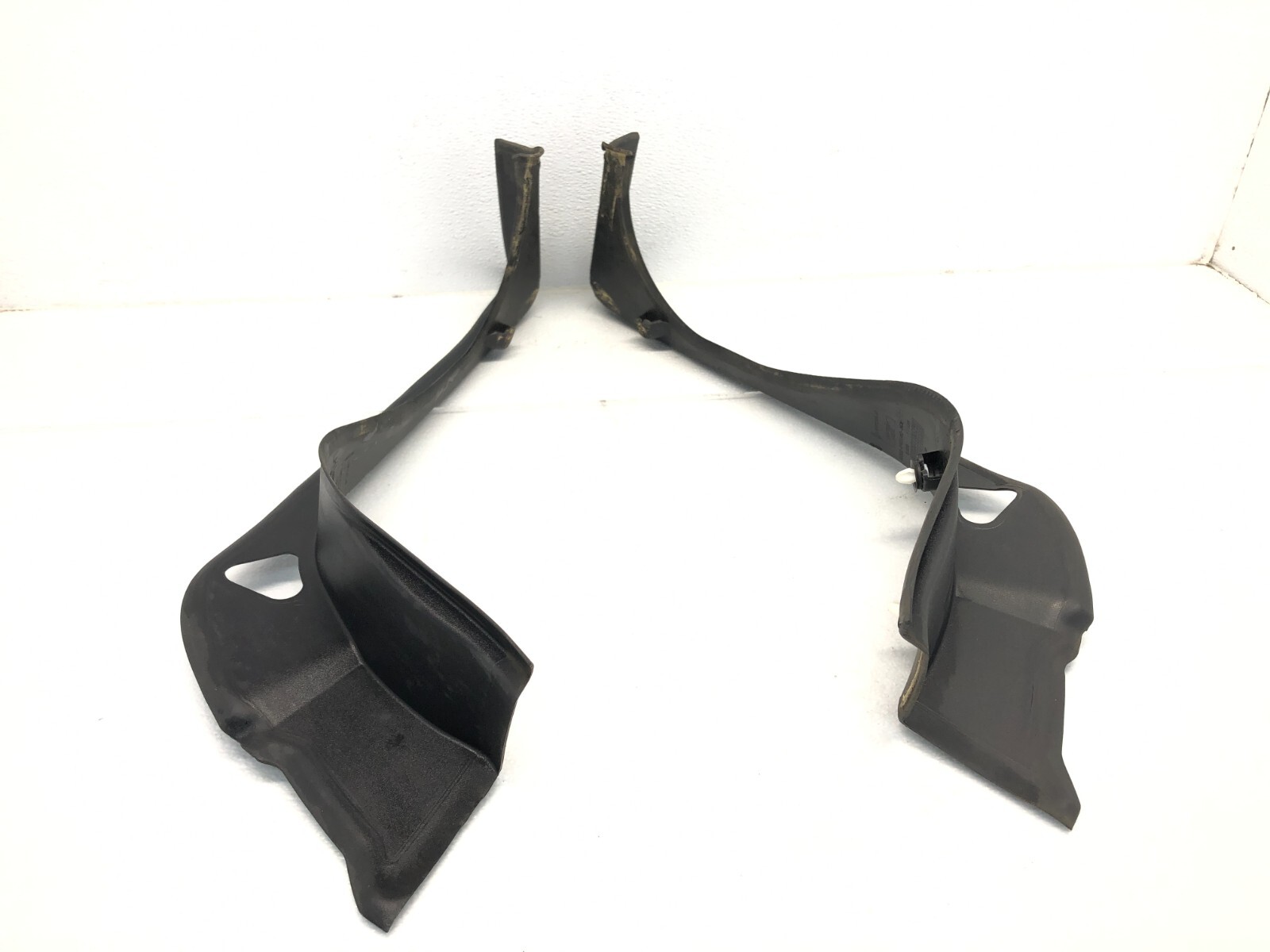 2017-2020 LINCOLN CONTINENTAL REAR TRUNK SIDE WATER GUTTER DEFLECTOR COVER TRIM